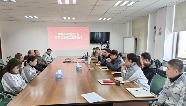 2 慰問(wèn)困難職工.jpg 2 慰問(wèn)困難職工.jpg